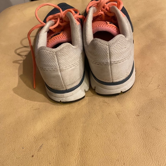 Nike running shoes - Picture 3 of 5